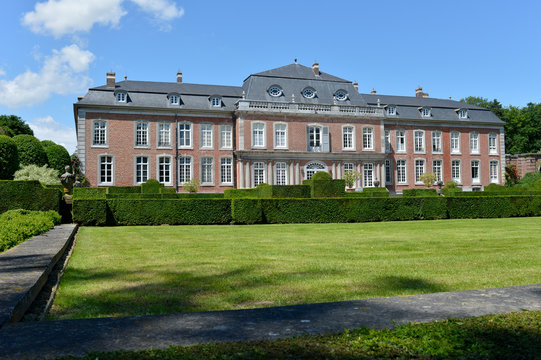 Het 18de eeuwse kasteel Hex in Belgie is bekend om zijn tuinen en rozen met de jaarlijkse rozendagen.