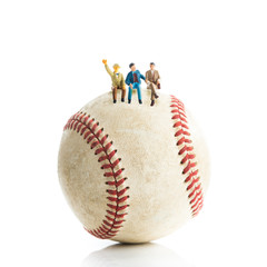 野球のボールと男性