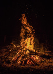 großes Lagerfeuer