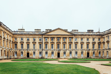 Obraz premium Courtyard in Christ Church College in Oxford a cloudy day