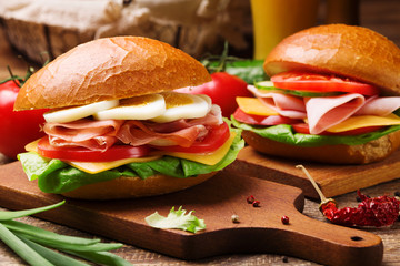 Prosciutto ham sandwich with egg and vegetables.