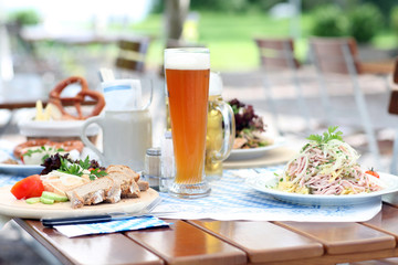 Gedeckter Tisch im Biergarten