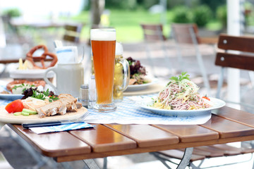 Gedeckter Tisch im Biergarten