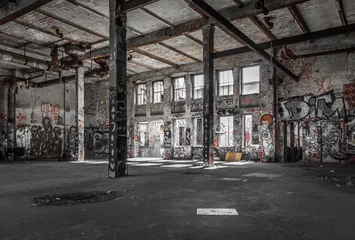 Store enrouleur tamisant Bâtiment industriel Intérieur de l& 39 entrepôt abandonné, ruine de l& 39 ancien bâtiment