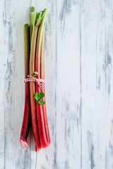 Frischer Rhabarber auf weißem Holz Draufsicht