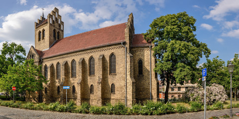 Die neugotische Kirche im historischen Dorfkern von Berlin-Marzahn