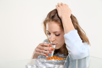 Kobieta popija wodą lekarstwo