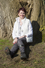 Attraktive Frau am Baum
