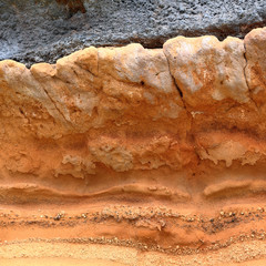 Schichtung von Lava und rotem Tuff auf Madeira