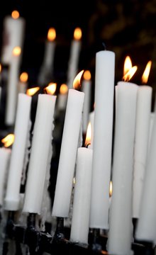 Kerzen mit Flamme zum Gedenken bei Wallfahrt