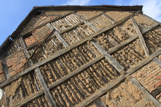 Leerstand=Verfall / Offene Fachwerkkonstruktion an einem leerstehenden Haus der uckerm&auml;rkischen Kleinstadt Gartz (Schillstra&szlig;e)