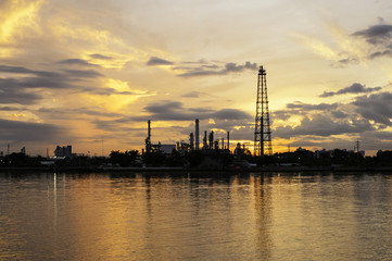 Obraz premium Oil refinery factory during sun rise time in Chao praya river