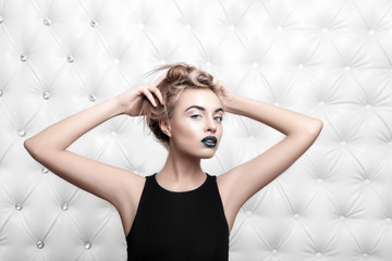 Fototapeta premium Studio portret seksowny blondyn w czarnej sukni