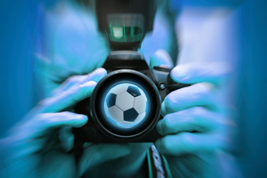 foot et football 2018, photographe sportif prenant en photo un ballon de foot avec un effet blur bleu. Professionnel vu de face avec son appareil photo. effet visuel. 