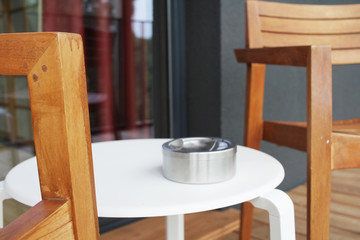 Aschenbecher aus Edelstahl auf dem Tisch