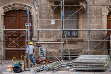 Montaggio del ponteggio per la ristrutturazione di un palazzo - 113615201
