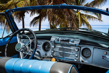 Blauer amerikanischer Cabriolet Oldtimer parkt mit Blick auf das Meer in Kuba Havanna