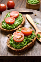 Bread with pesto sauce and tomatoes