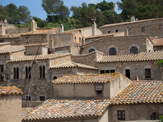 Vistas de los tejados y fachadas de piedras de las casas de Tossa de Mar , viajando por España en...