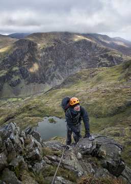 UK, North Wales, Snowdonia, Cwm Glas, Garnedd Ugain, Clogwyn y Parson, mountaineer