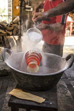 Manufacturing process of a vase with spiral in a glass factory