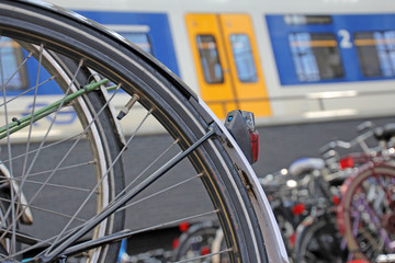 Obraz premium rowery, stacja kolejowa, rotterdam, holandia