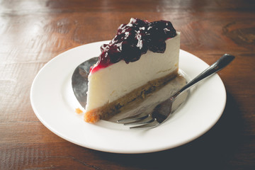 Cake with cream cheese and blueberries
