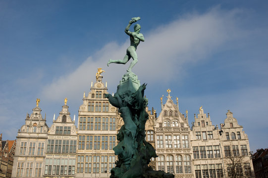 de grote markt van Antwerpen met het beeld van Silvius Brabo.