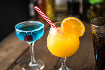 オレンジジュースとコーラとカクテル