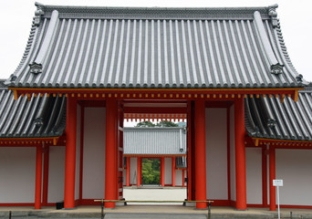 Porte vermillon et gris au Palais impérial à Kyoto, Japon