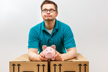 Teurer Umzug, enttäuschter Mann, Konzept