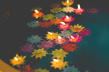 Obraz premium flower-shaped candle burning in the pool of spirit at chinese te