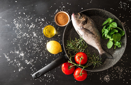 texture con orata ed ingredienti in padella