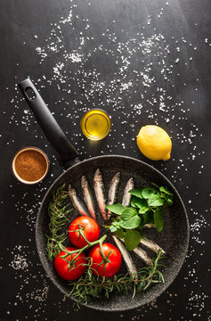 padella con sarde fresche da cucinare