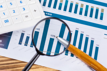 Obraz premium Calculator and magnifying glass on the table