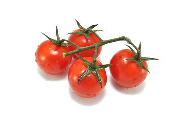 Красные помидоры черри на белом фоне крупным планом макро сельское хозяйство