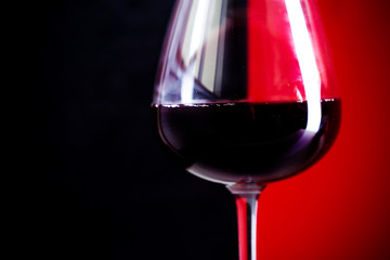 Obrazy na Plexi  kieliszek czerwonego wina jest na czerwonym tle