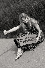 Junge Tramperin in Hippiekleidung will nach Frankreich