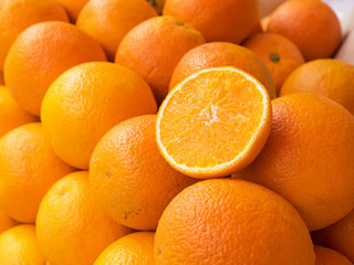 Fruchtige Vitamine vom Markt - frische Apfelsinen - Orangen - obrazy, fototapety, plakaty