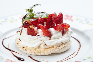 Obraz na płótnie Canvas pavlova dessert with strawberries