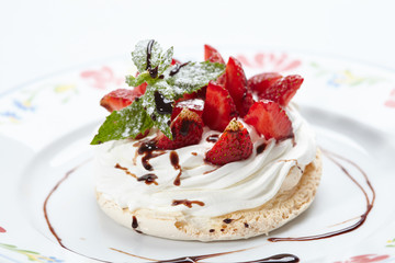 pavlova dessert with strawberries