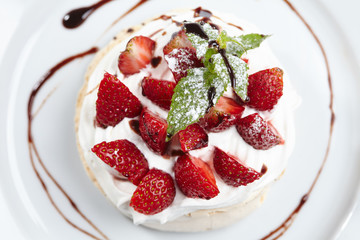 pavlova dessert with strawberries