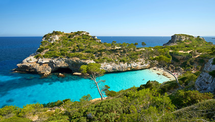 Blick in eine azurblaue Badebucht mit Strand