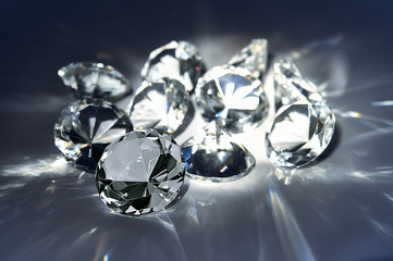 viele glänzende Diamanten