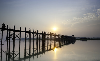 Fototapeta na wymiar Sunrise U Bein bridge, Myanmar. U Bein bridge is longest teak in