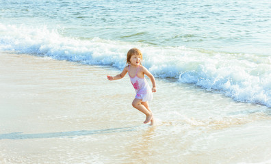 Fototapeta premium beautiful little girl on the ocean