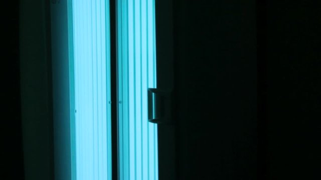 Opens vertical tanning bed UV rays of blue light