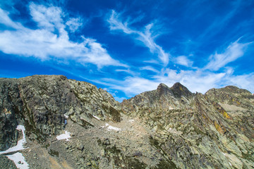 Panorama alpino con laghetto
