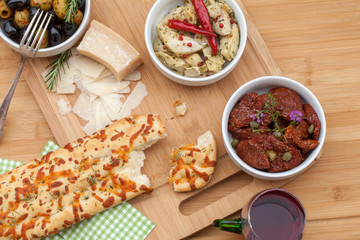 Antipasti mit Oliven, Artischocken und getrockneten Tomaten, Focaccia und Parmesan
