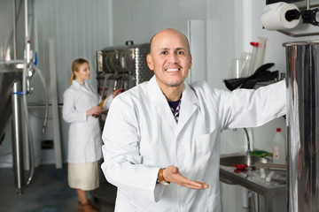 Obraz premium Mature man among brewery equipment